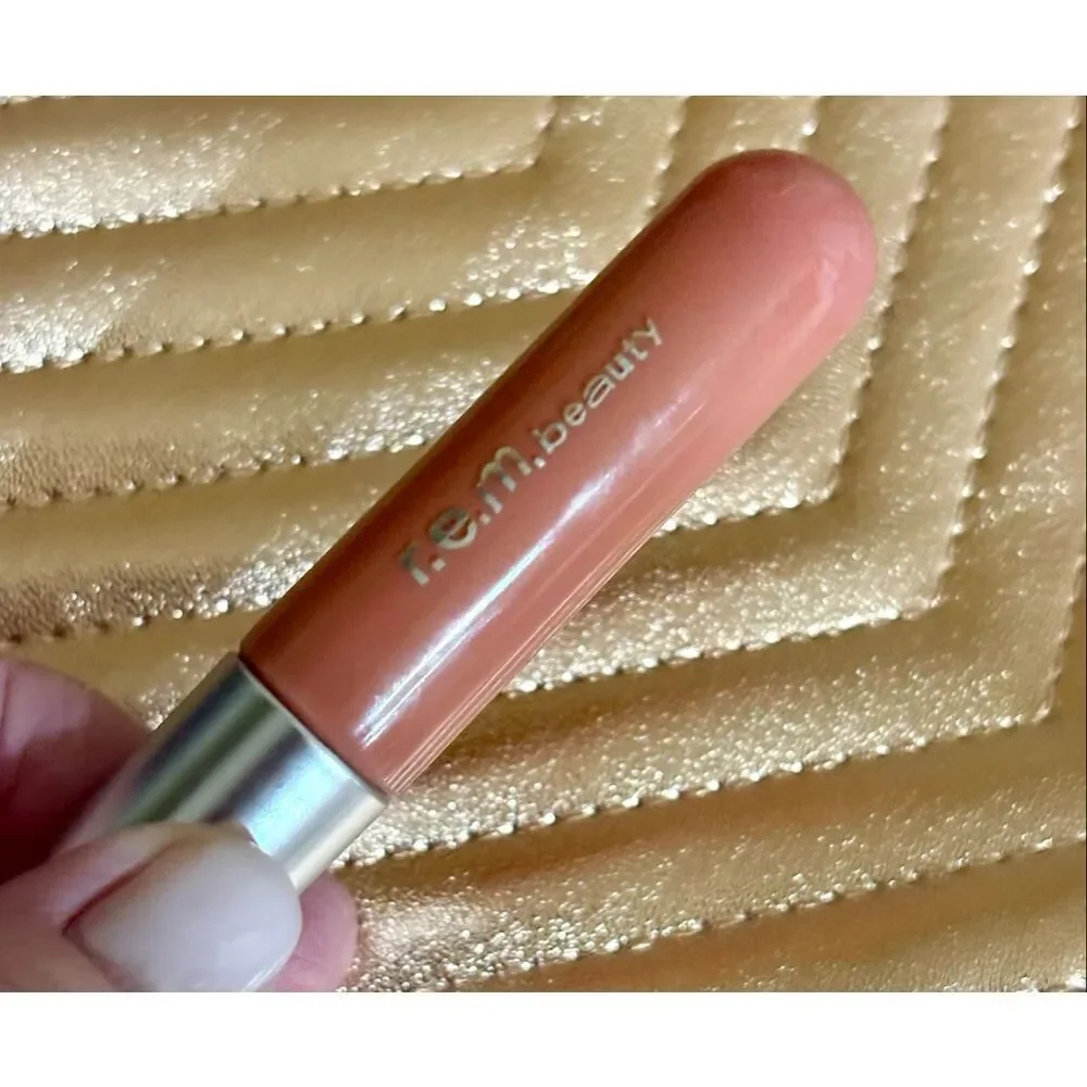 R.E.M. Beauty  -NWT -On Your Collar Plumping Lip Gloss in 